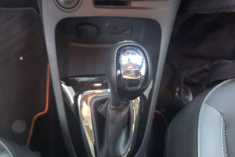 Used Renault Captur 2015 1.2T Automatic Luxury First Edition Gear Lever