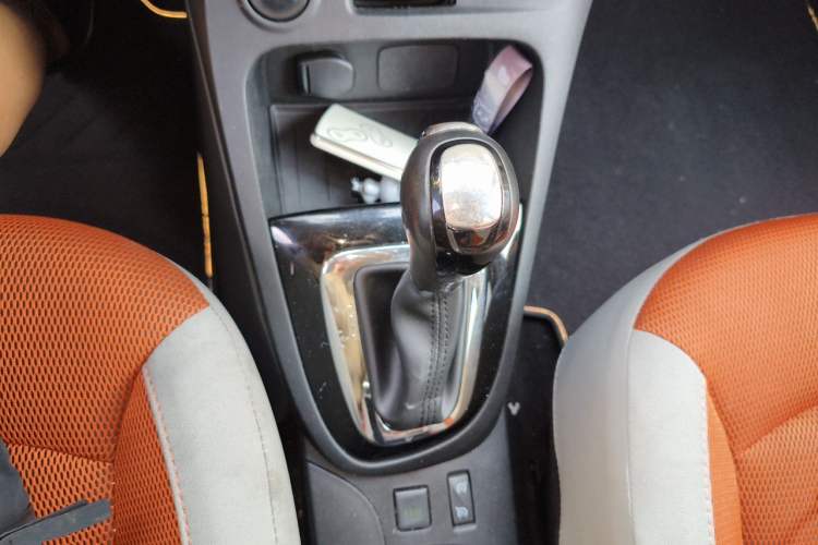 Used Renault Captur 2015 1.2T Automatic Comfort Edition Gear Lever