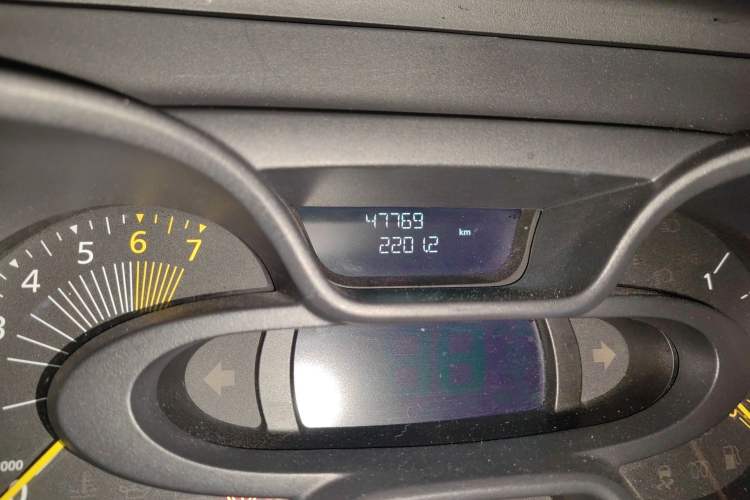 Used Renault Captur 2015 1.2T Automatic Standard Edition Odometer Close Up