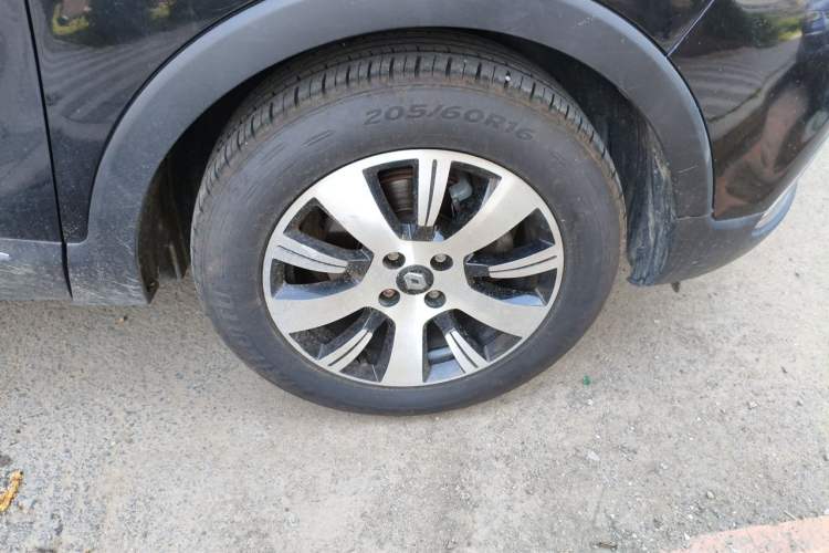 Used Renault Captur 2015 1.2T Automatic Comfort Edition Right Front Wheel Hub