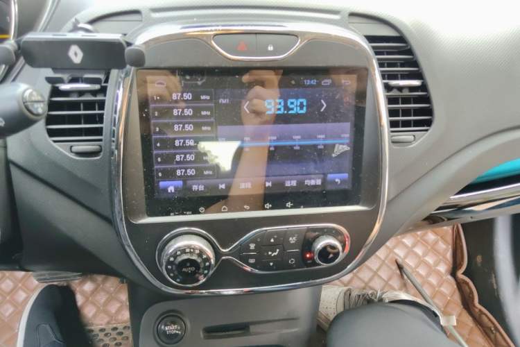 Used Renault Captur 2015 1.2T Automatic Comfort Edition Audio And AC Panel
