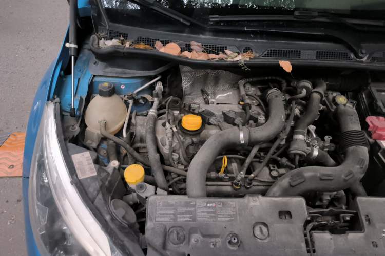 Used Renault Captur 2015 1.2T Automatic Comfort First Edition Engine Bay Right