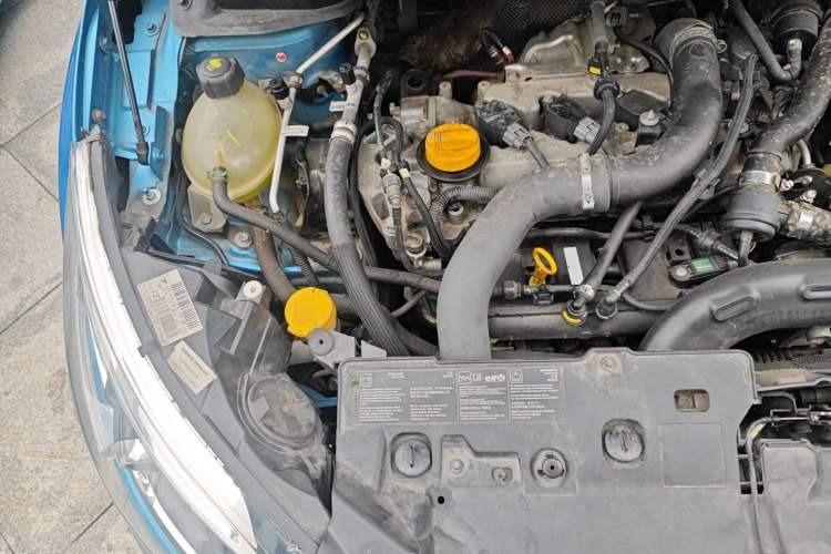Used Renault Captur 2015 1.2T Automatic Luxury First Edition Engine Bay Right
