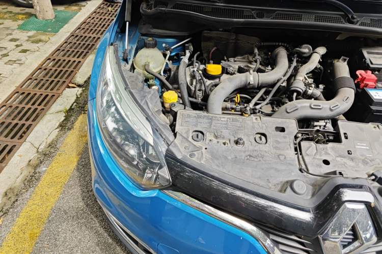 Used Renault Captur 2015 1.2T Automatic Comfort First Edition Engine Bay Right