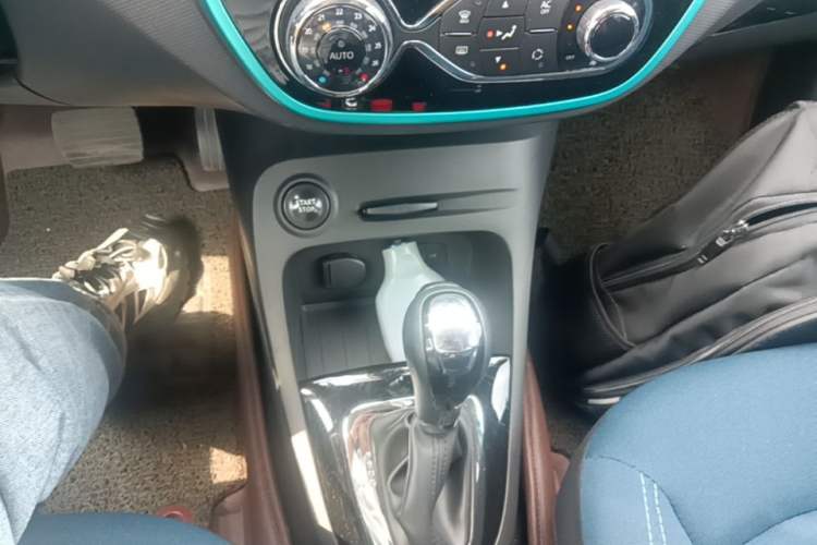 Used Renault Captur 2015 1.2T Automatic Comfort First Edition Gear Lever