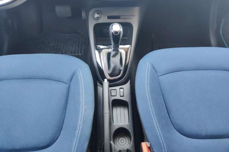 Used Renault Captur 2015 1.2T Automatic Comfort Edition Gear Lever