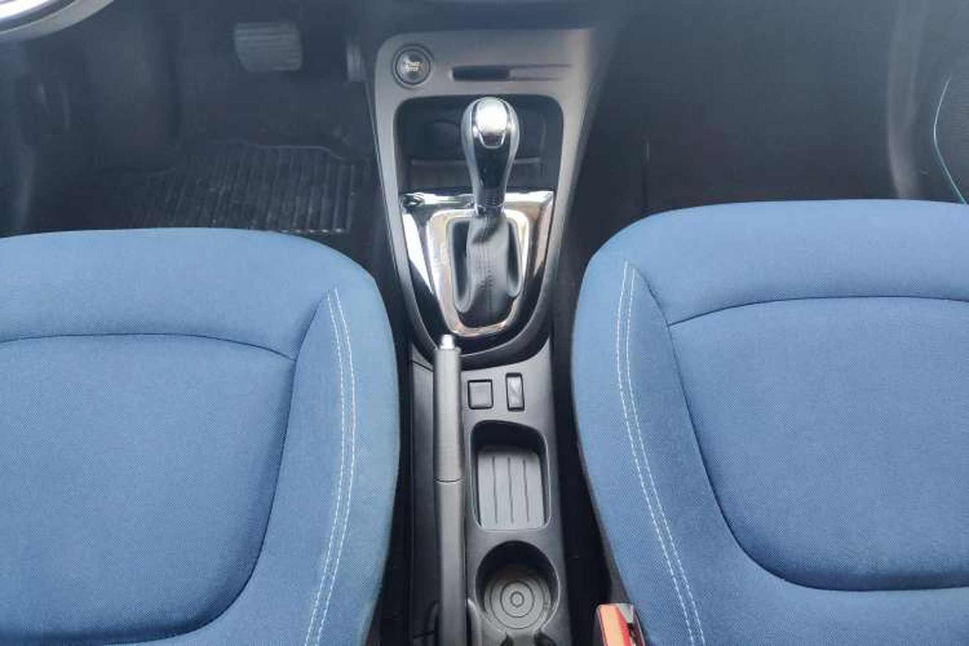 Used Renault Captur 2015 1.2T Automatic Comfort Edition Gear Lever