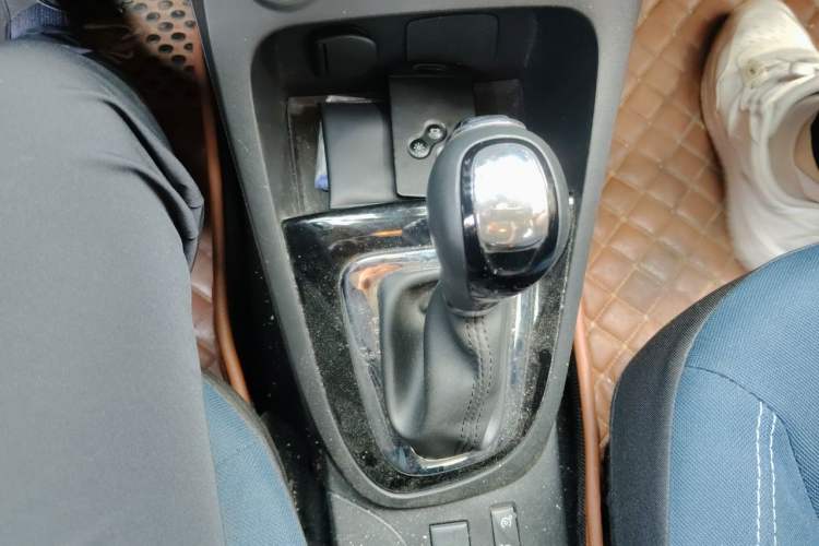 Used Renault Captur 2015 1.2T Automatic Comfort Edition Gear Lever