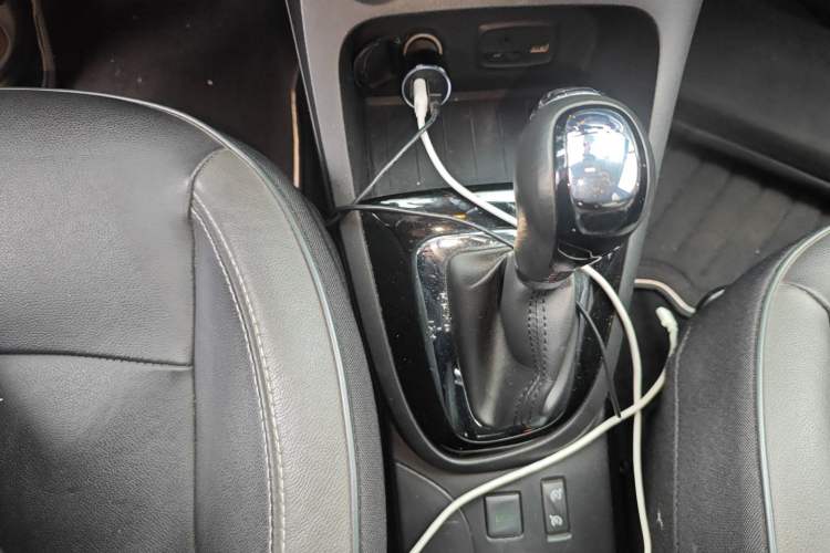 Used Renault Captur 2015 1.2T Automatic Luxury First Edition Gear Lever