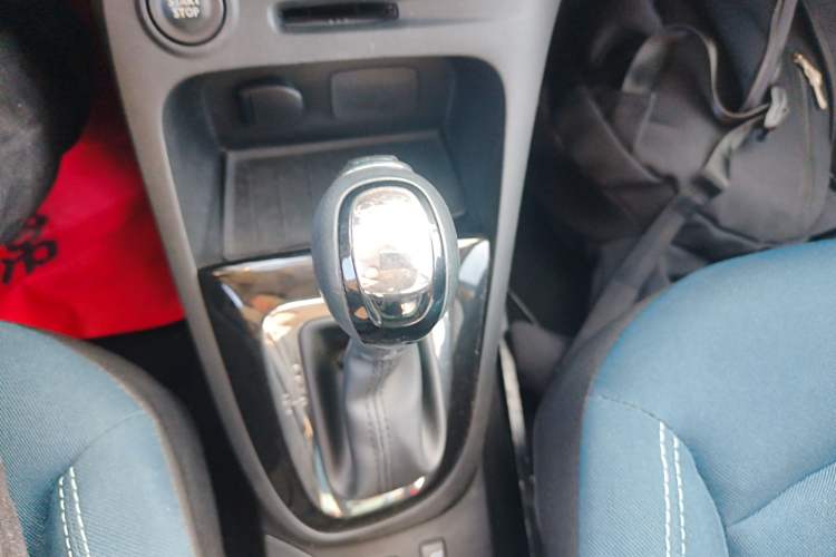 Used Renault Captur 2015 1.2T Automatic Comfort Edition Gear Lever