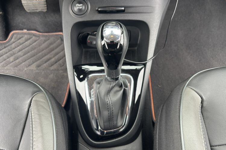 Used Renault Captur 2015 1.2T Automatic Luxury First Edition Interior 4