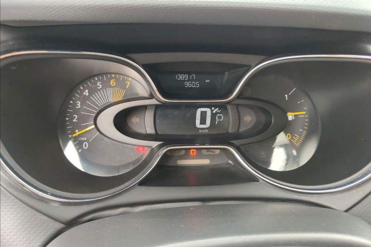 Used Renault Captur 2015 1.2T Automatic Comfort Edition Odometer Close Up