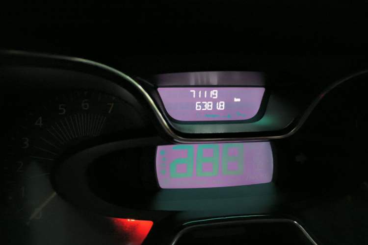 Used Renault Captur 2015 1.2T Automatic Comfort First Edition Odometer Close Up