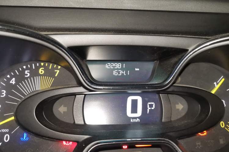 Used Renault Captur 2015 1.2T Automatic Comfort Edition Odometer Close Up