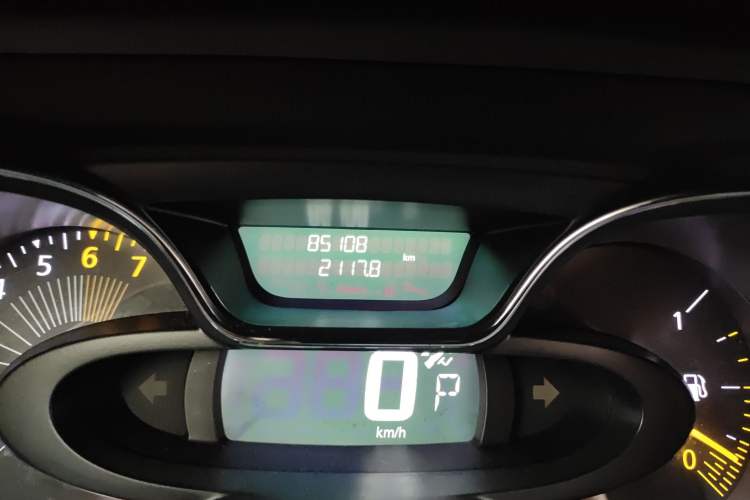 Used Renault Captur 2015 1.2T Automatic Comfort Edition Odometer Close Up
