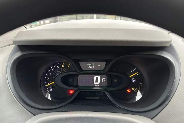 Used Renault Captur 2015 1.2T Automatic Standard Edition Odometer Close Up