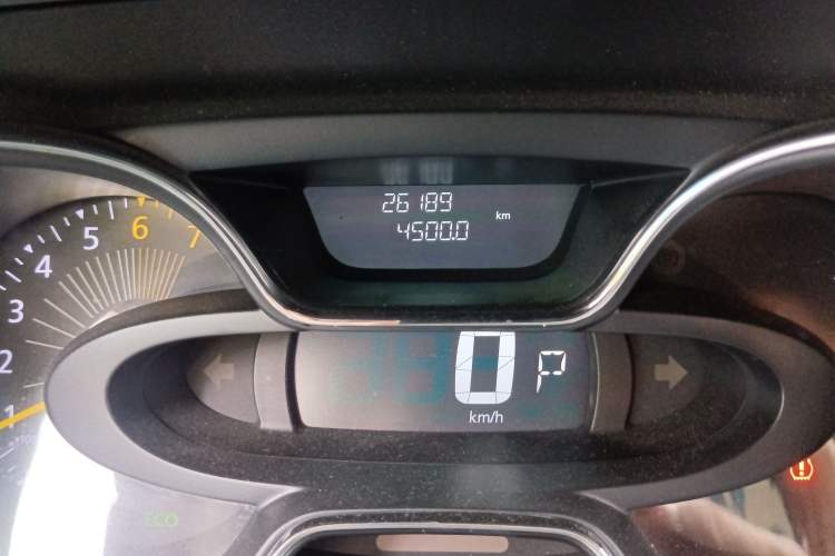 Used Renault Captur 2015 1.2T Automatic Comfort Edition Odometer Close Up