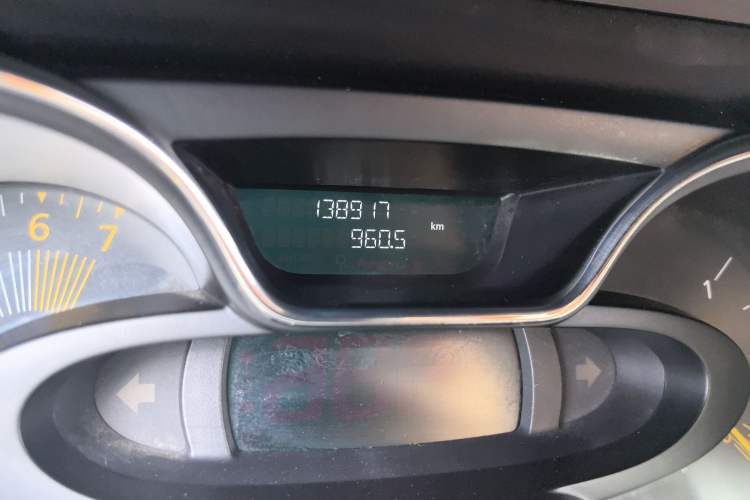 Used Renault Captur 2015 1.2T Automatic Comfort Edition Odometer Close Up