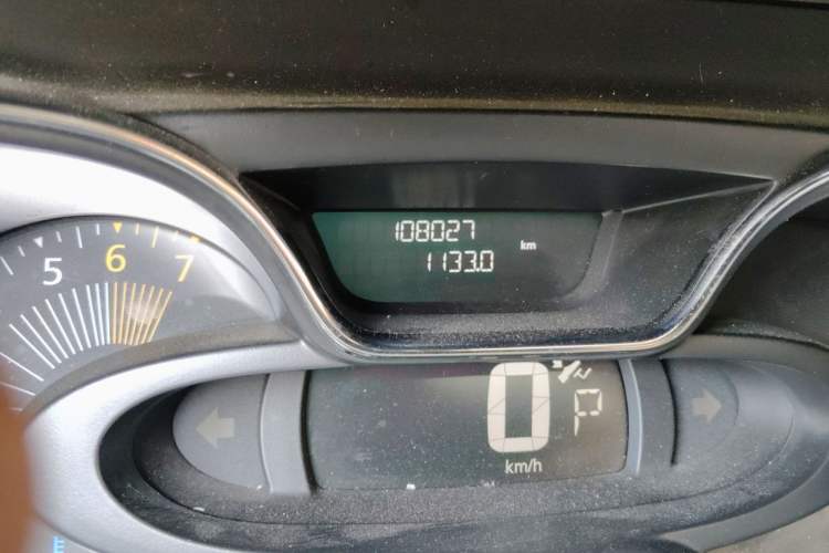 Used Renault Captur 2015 1.2T Automatic Comfort Edition Odometer Close Up