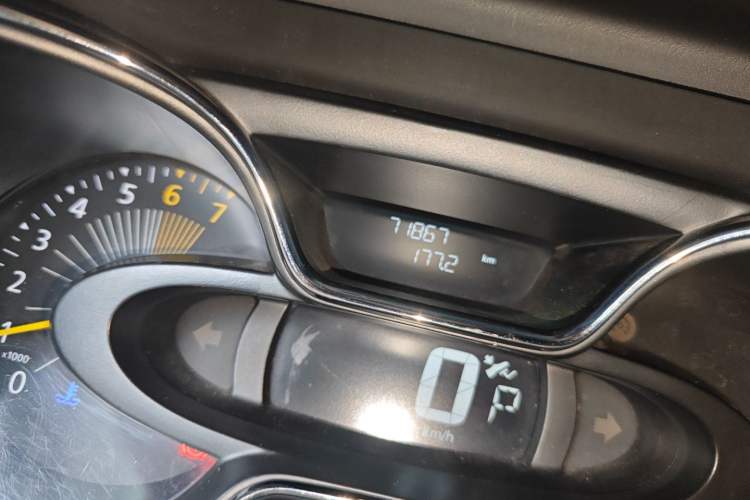 Used Renault Captur 2015 1.2T Automatic Luxury First Edition Odometer Close Up