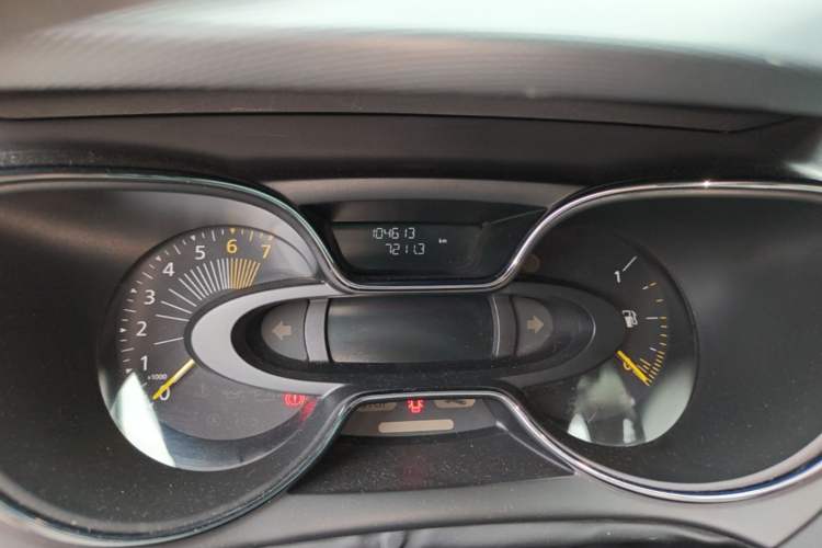 Used Renault Captur 2015 1.2T Automatic Comfort Edition Odometer Close Up