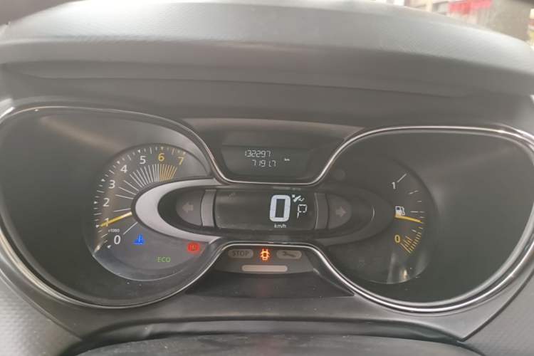 Used Renault Captur 2015 1.2T Automatic Comfort First Edition Odometer Close Up