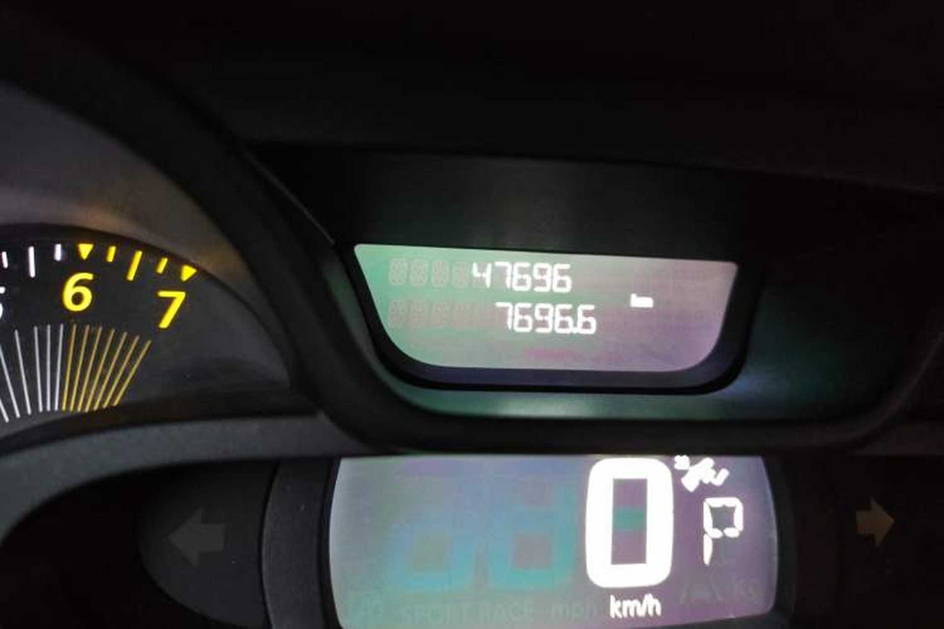 Used Renault Captur 2015 1.2T Automatic Standard Edition Odometer Close Up