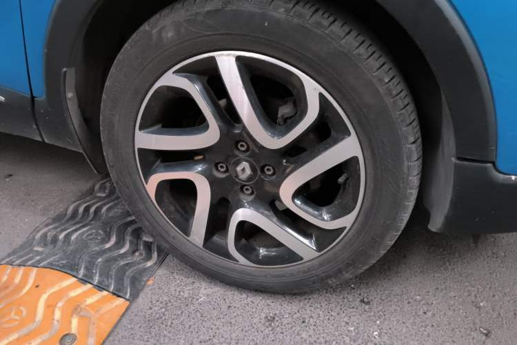 Used Renault Captur 2015 1.2T Automatic Comfort First Edition Right Front Wheel Hub