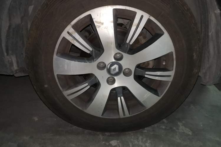 Used Renault Captur 2015 1.2T Automatic Comfort Edition Right Front Wheel Hub