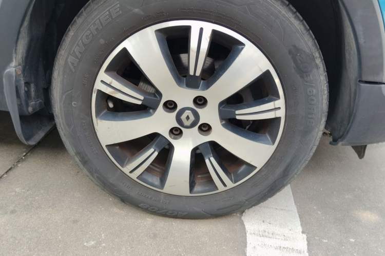 Used Renault Captur 2015 1.2T Automatic Comfort Edition Right Front Wheel Hub