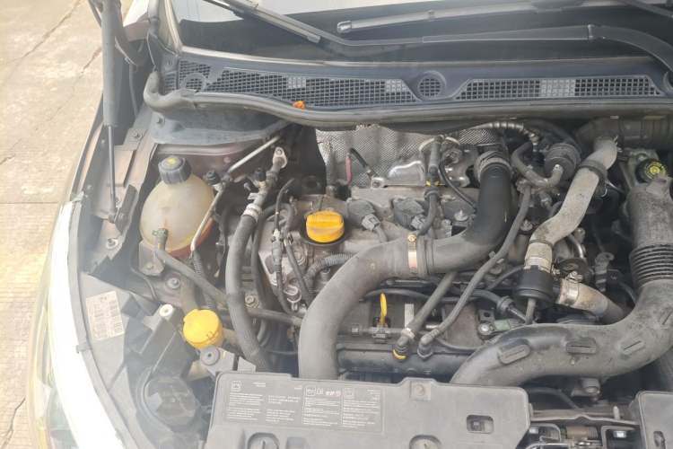 Used Renault Captur 2015 1.2T Automatic Comfort First Edition Engine Bay Right