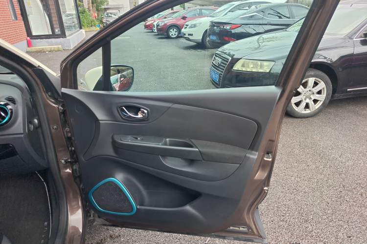 Used Renault Captur 2015 1.2T Automatic Comfort First Edition Interior 5