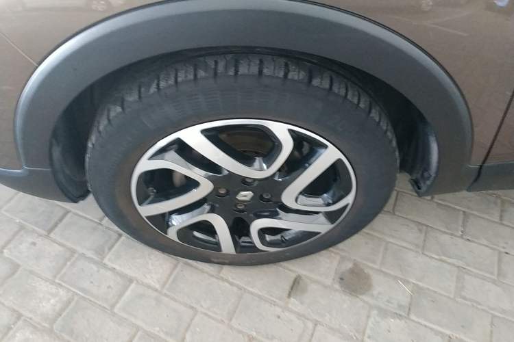 Used Renault Captur 2015 1.2T Automatic Comfort First Edition Left Front Wheel Hub