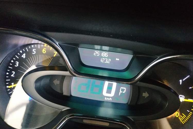 Used Renault Captur 2015 1.2T Automatic Comfort First Edition Odometer Close Up