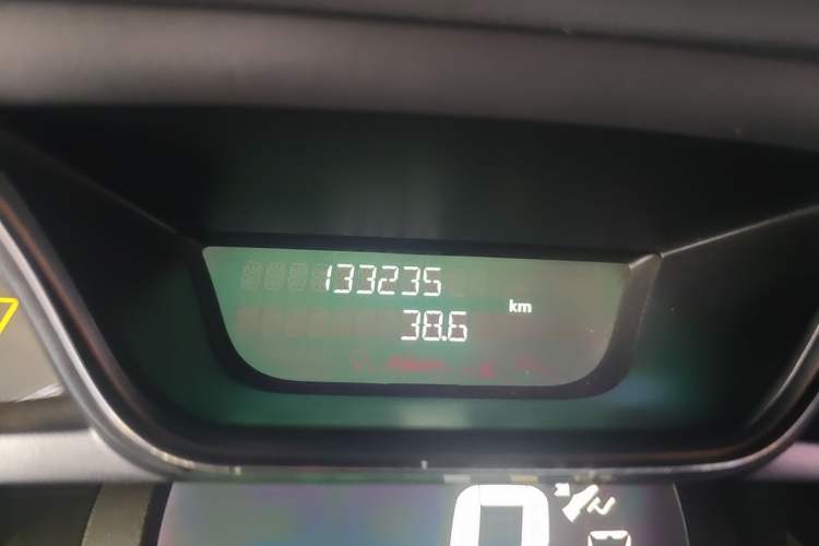 Used Renault Captur 2015 1.2T Automatic Comfort First Edition Odometer Close Up