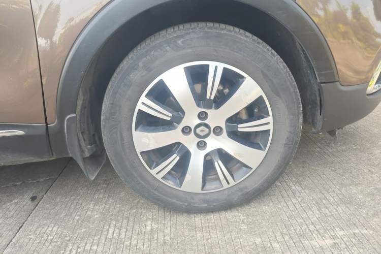 Used Renault Captur 2015 1.2T Automatic Comfort First Edition Right Front Wheel Hub