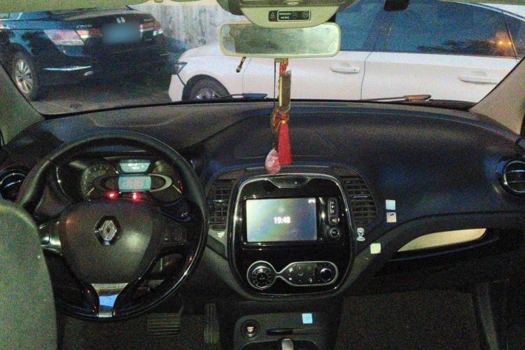 Used Renault Captur 2015 1.2T Automatic Luxury First Edition Center Console