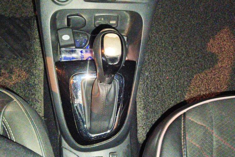 Used Renault Captur 2015 1.2T Automatic Luxury First Edition Gear Lever