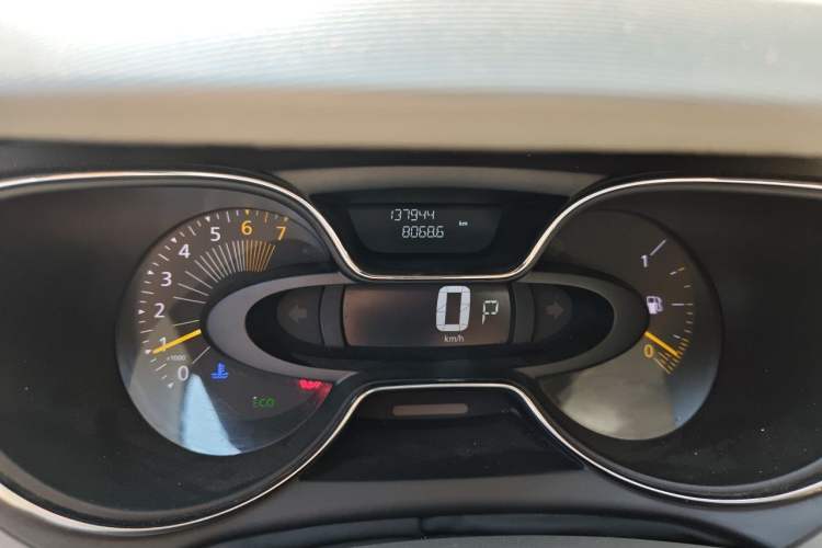 Used Renault Captur 2015 1.2T Automatic Comfort First Edition Odometer Close Up