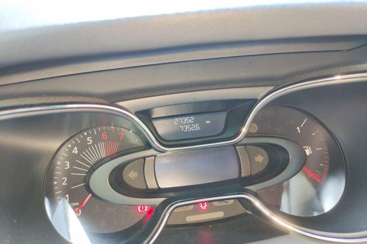 Used Renault Captur 2015 1.2T Automatic Comfort Edition Odometer Close Up
