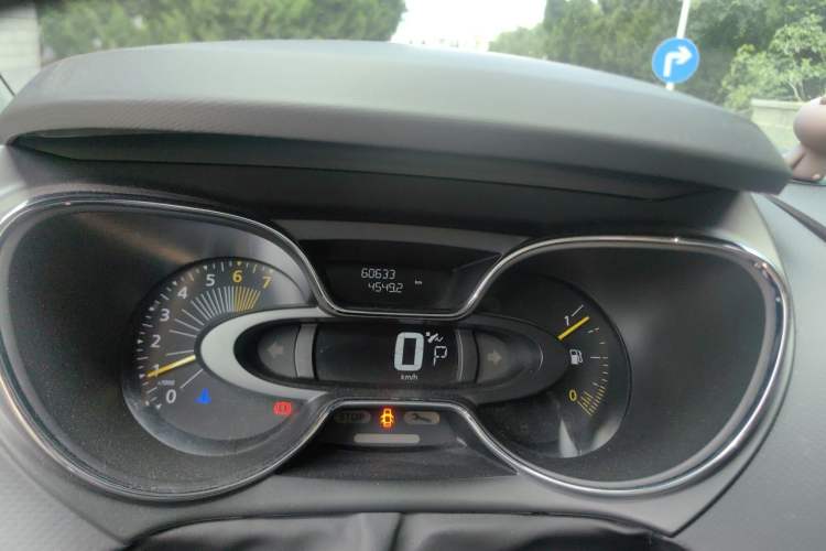 Used Renault Captur 2015 1.2T Automatic Luxury First Edition Odometer Close Up