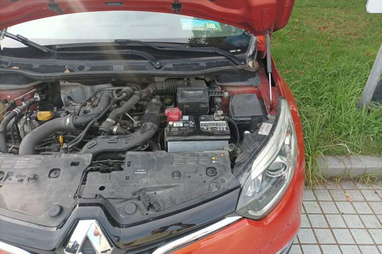 Used Renault Captur 2015 1.2T Automatic Luxury First Edition Engine Bay Left