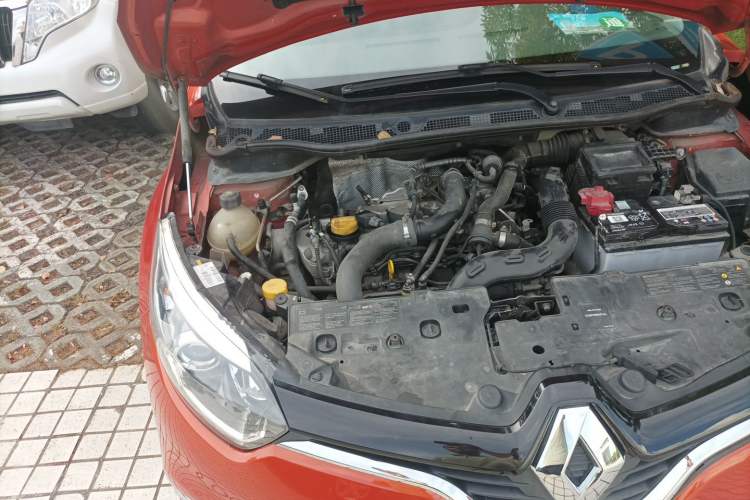 Used Renault Captur 2015 1.2T Automatic Luxury First Edition Engine Bay Right