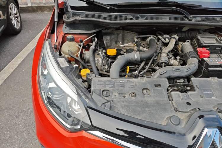 Used Renault Captur 2015 1.2T Automatic Luxury First Edition Engine Bay Right