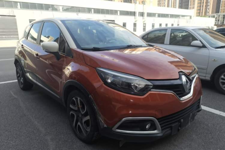 Used Renault Captur 2015 1.2T Automatic Comfort First Edition Front Right 45 Deg