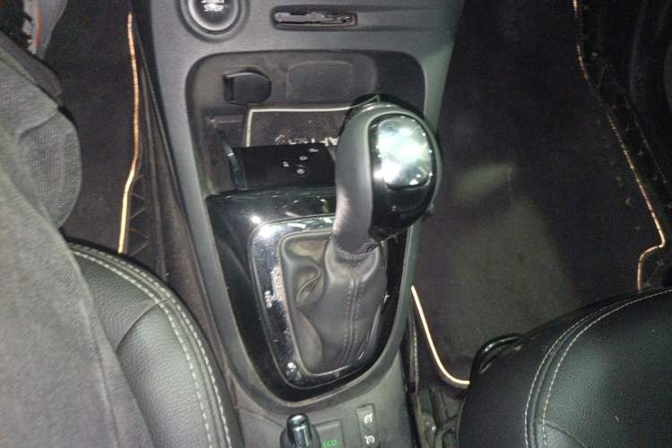 Used Renault Captur 2015 1.2T Automatic Comfort First Edition Gear Lever