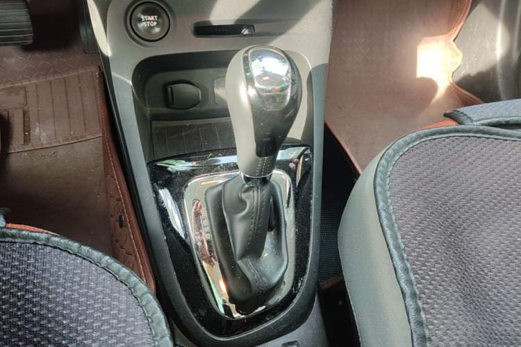 Used Renault Captur 2015 1.2T Automatic Comfort Edition Gear Lever