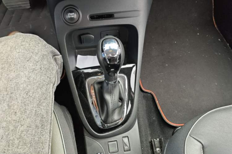 Used Renault Captur 2015 1.2T Automatic Luxury First Edition Gear Lever