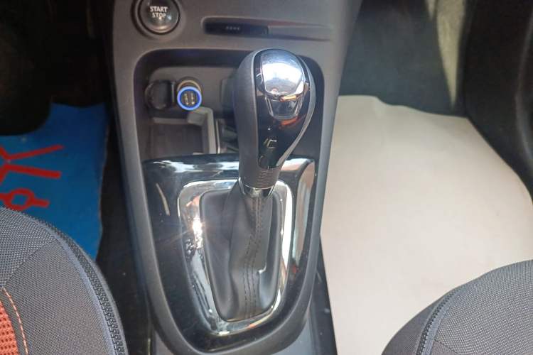 Used Renault Captur 2015 1.2T Automatic Comfort Edition Gear Lever
