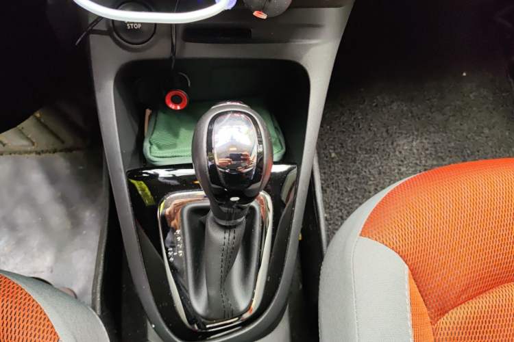 Used Renault Captur 2015 1.2T Automatic Comfort Edition Gear Lever